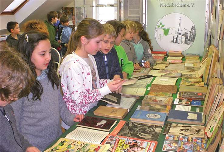 Schmökern in alten Büchern machte den Kindern Spaß. privat