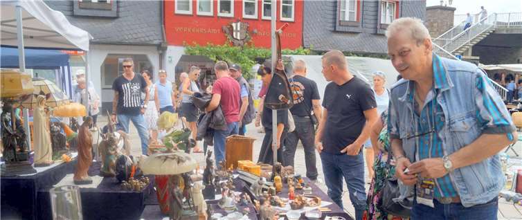Schmuck, Figuren und Porzellan hielt diese Händlerin auf dem Endertplatz für die Besucher bereit.  MT