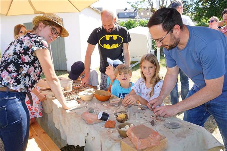 OB Einig: „Bürgerschaftliches Engagement ist hier keine Worthülse“ Schmuck auf steinzeitliche Weise bastelten die Forscher aus dem Museum Monrepos mit den Kindern.