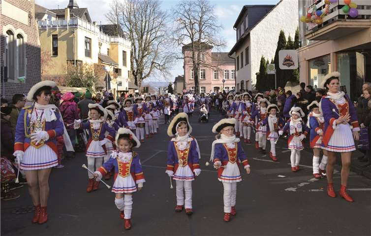 Schmuck und in Reih und Glied kamen die Stadtsoldaten daher.