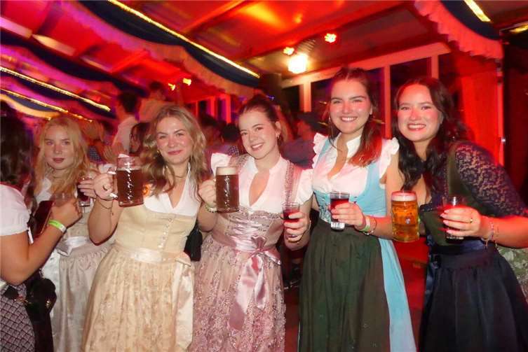 Schmucke Dirndl in allen Farben und Formen gehörten einmal mehr zum Outfit der feschen Madln.