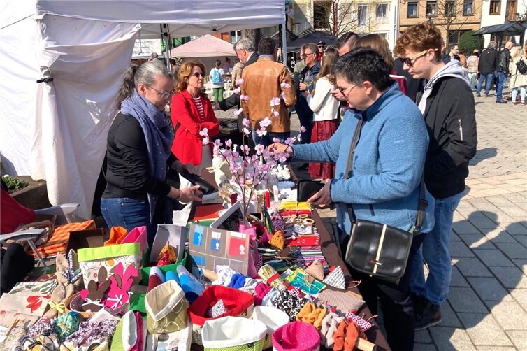 Schmucke Hand- und Bastelarbeiten für den heimischen Ostertisch standen bei den meisten Marktfreunde im Fokus.
