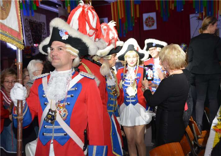 Schmucke Prinzengardisten beim farbenprächtigen Einzug.