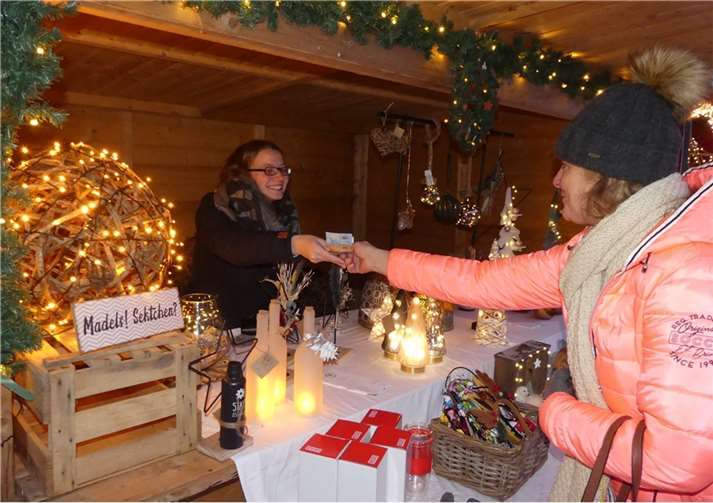 Schmuckes Kunsthandwerk und Bastelarbeiten für den Weihnachtsbaum nebst Gabentisch waren ebenfalls im Angebot.