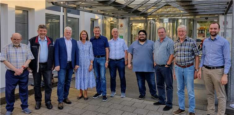 Schnappschuss der SPD vor dem Rathaus nach erster Ratssitzung. Foto: privat