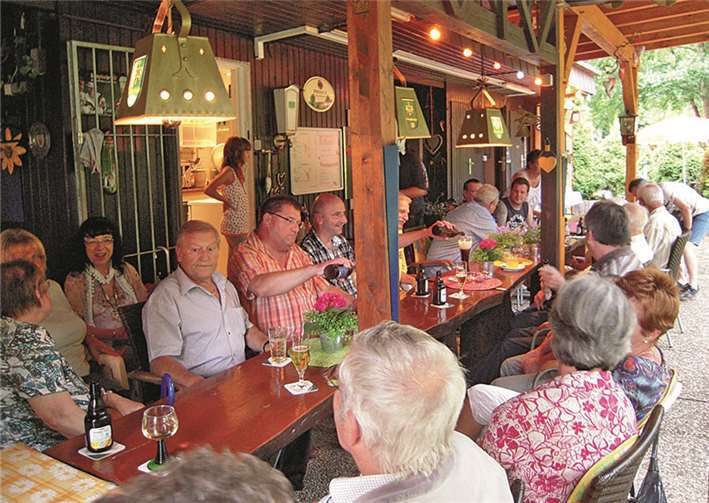 Schnappschuss vom Biergarten- Treff 2012 im Meerbachtal.  Privat