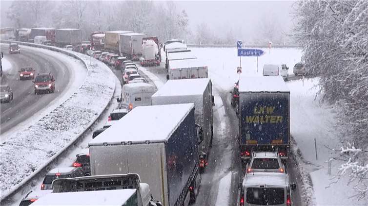 Schneechaos auf der A 48 bei Höhr-Grenzhausen. Quelle: WinklerTV