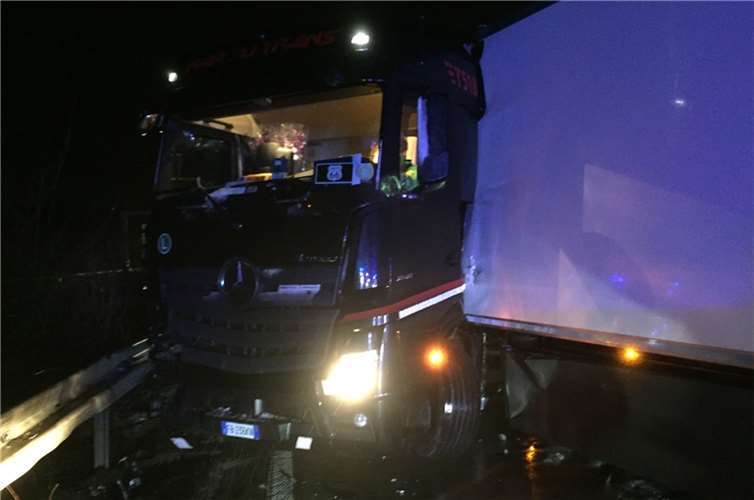 Schneeglatte Fahrbahn und unangepasste Geschwindigkeit waren vermutlich die Ursache für diesen Unfall.