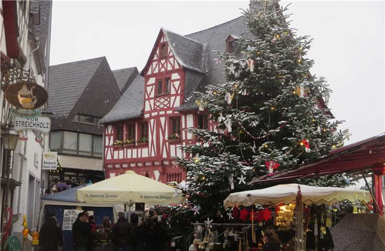 Schneeregen verlieh dem Weihnachtsbaum auf dem Marktplatz im letzten Jahr weiße Tannenspitzen.Thomas Bergmann
