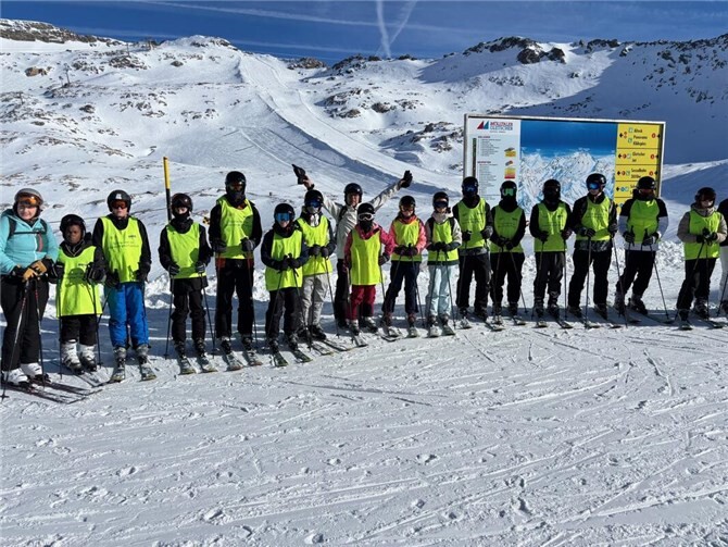 Schneespaß und Teamgeist: Erfolgreiche Skifreizeit der Klassen 6 bis 10.  Foto: Ralf Waldgenbach