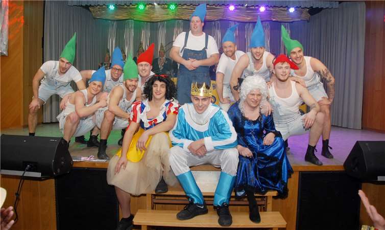 Schneewittchen und die Zwerge war das Thema des akrobatischen Tanzes der Boygroup.