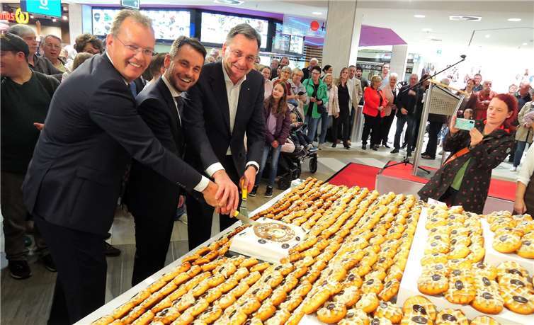 Schneiden gemeinsam die Torte an: (v. li.) Sven Martens, Oberbürgermeister David Langner und Joachim Palm. Foto: BSB