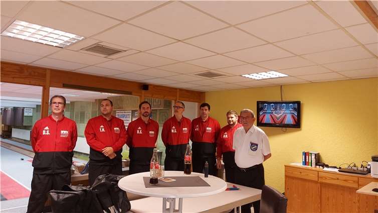 Schneider, Hübgen T., Schumacher R., Steinbach, Lehmen, Hübgen M. u. Schiedsrichter Schäfer. Foto: privat