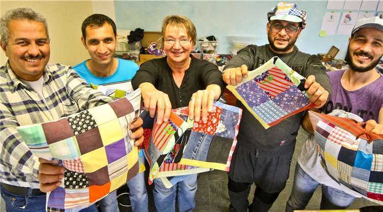 Schneidermeisterin und Dozentin Brigitte Pappe vermittelt ihrer Gruppe die in Deutschland notwendigen Normen und Abläufe. privat