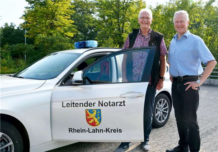 Schnell am Einsatzort: Dr. Hans Jaeger, der Sprecher der leitenden Notärzte (links), und Landrat Frank Puchtler präsentierten das Einsatzfahrzeug jetzt vor dem Kreishaus.Uwe Rindsfüßer