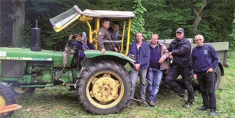 Schnell bildete sich eine kleine Gruppe freiwilliger Helfer. privat