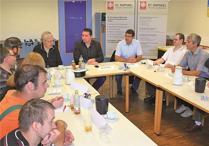 Schnell kamen Benedikt Oster und die Beschäftigten der Caritas Werkstätten in einen regen Austausch. Caritas Werkstätten St. Vinzenz.