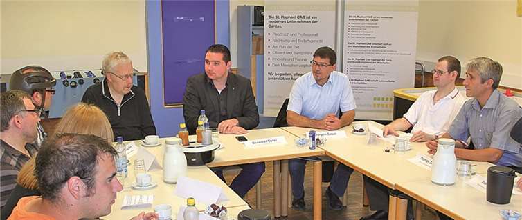 Schnell kamen Benedikt Oster und die Beschäftigten der Caritas Werkstätten in einen regen Austausch. Caritas Werkstätten St. Vinzenz.