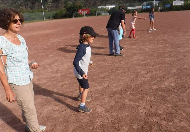 Schnell lernten die Kinder den richtigen Umgang mit der Boule-Kugel. Foto: privat