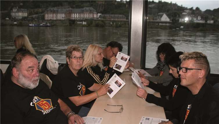 Schnell noch wurde vor dem Start die Festschrift des DKF studiert. Die „Crazy-Schängel“ gehören zu den aktiven Clubs der TuS und sind auch bei vielen Auswärtsfahrten mit dabei. TH