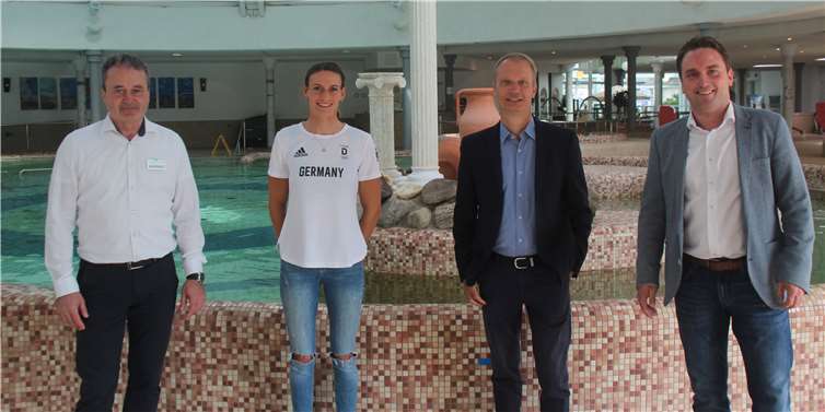 Schnell sammelten sich bei unsrem Interviewtermin Gratulanten um die Goldmedaillen-Gewinnerin: Bernd Schmitz, Ricarda Funk, Holger Klemm und Marcel Caspers (v.l.).Fotos: KMI