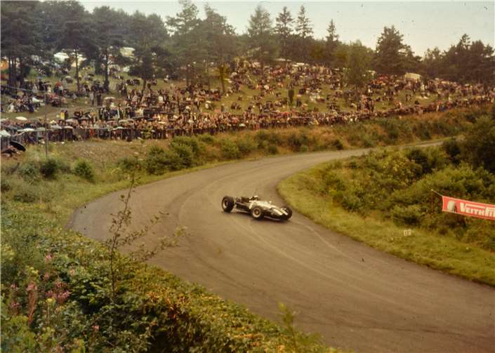 Schnell stieg Jochen Rindt in die Formel 1 auf, hier ein Dreher mit seinem Cooper Maserati im Bereich Karussell. Im Rennen wurde Rindt Dritter.Fotos: Klaus Ridder