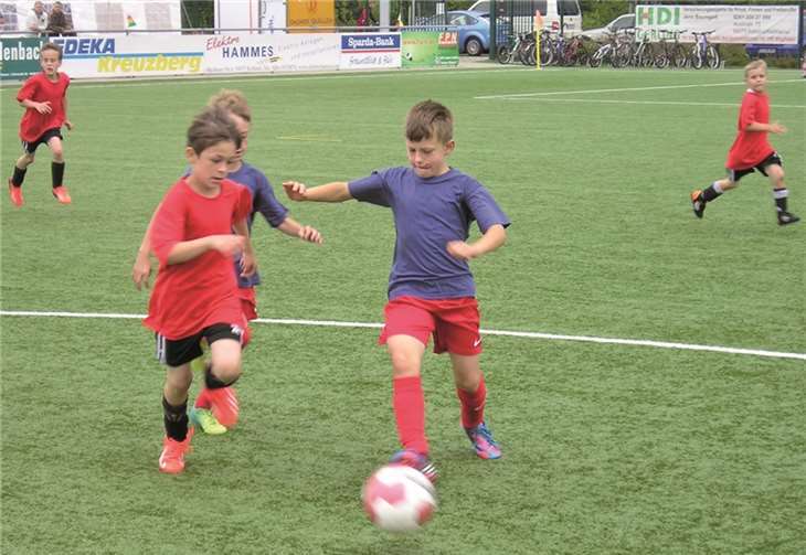 Schnell und zielgerichtet stürmen die Spieler zum Ball.