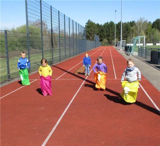 Schnell unterwegs: Die Kinder messen sich im Sackhüpfen.Foto: Stadt Meckenheim