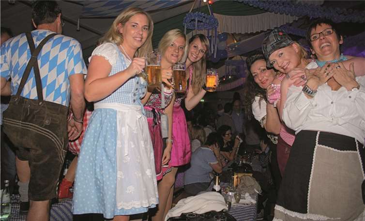 Schnell verließen die Festbesucher ihre Sitzplätze und feierten auf Bänken und Tischen. TE