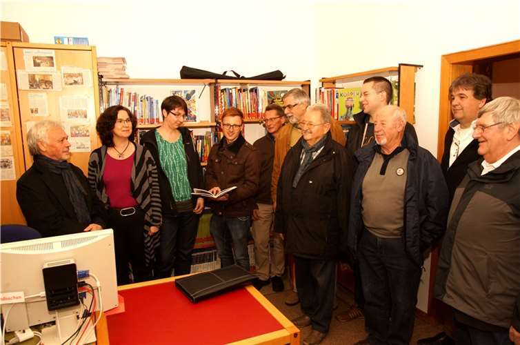 Schnell war den Kommunalpolitikern der CDU bei ihrem Besuch in der Bibliothek klar, dass bezüglich der Räumlichkeiten Änderungen herbeigeführt werden müssen. privat