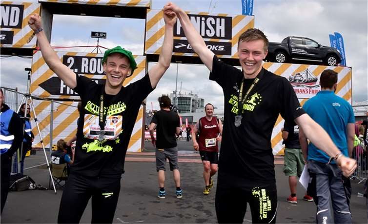 Schnell waren für Robin Dechant (re.) und Hagen Brosius die Strapazen der 24,4 Kilometer langen Strecke vergessen, als sie zeitgleich nach 1:43:05 Stunden als Sieger gefeiert wurden.BURG