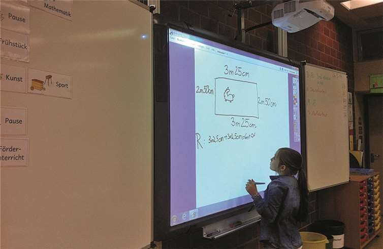 Schnell wird der Umgang mit dem Whiteboard zum Schulalltag. privat