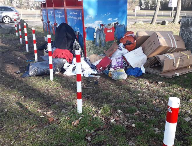 Schnell wurde der Müllhotspot um den Kleidercontainer auf der Kirmeswiese entdeckt.Fotos: privat