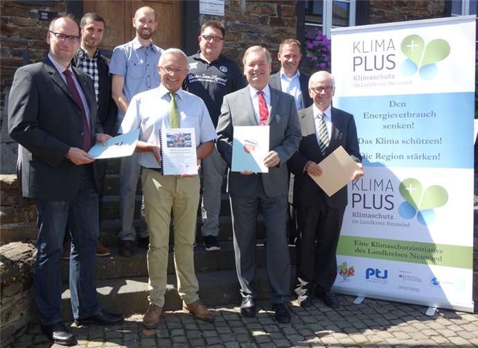 Schneller als erwartet kann mit der Untersuchung des Nahwärmeprojekts in der Unkeler Stadtmitte begonnen werden. Nachdem der Verbandsgemeinderat und der Unkeler Stadtrat grünes Licht für das Projekt gegeben und das Immobilienmanagement des Landkreises seine Finanzierungsbeteiligung zugesagt hatte, konnte nun die Durchführung der Machbarkeitsstudie von der Verbandsgemeinde Unkel, die das Projekt als Antragsteller federführend leitet, in Auftrag gegeben werden. Auftragnehmer ist das Institut für angewandtes Stoffstrommanagement (IfaS) aus Birkenfeld; (v.r.n.l.) vordere Reihe: Stadtbürgermeister Gerhard Hausen, Verbandsgemeindebürgermeister Karsten Fehr, Erster Kreisbeigeordneter Achim Hallerbach, Rüdiger David (Immobilienmanagement der Kreisverwaltung); hintere Reihe: Oliver Franz (Kreisklimaschutzmanager), Werkleiter Volker Schmidt-Briel von der Verbandsgemeinde Unkel, Daniel Oswald (FH Trier - Umwelt-Campus Birkenfeld); Cemal Bilge (Immobilienmanagement der Kreisverwaltung). privat