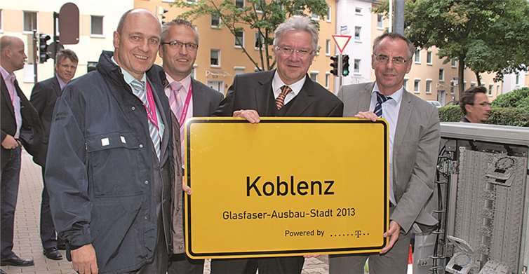 Schnelles Internet als Aushängeschild: „Koblenz Glasfaser-Ausbau-Stadt 2013“ - darüber freut sich Oberbürgermeister Prof. Dr. Joachim Hofmann-Göttig (2. v. r.). US