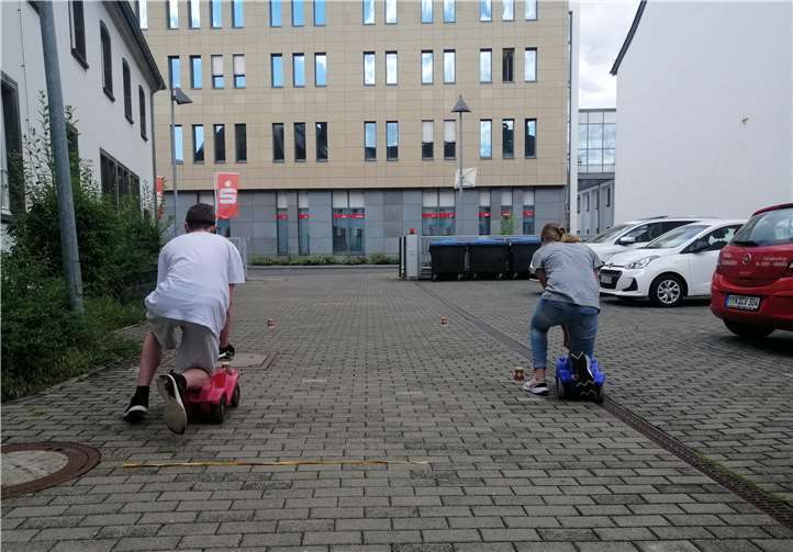 Schnelligkeit und Geschicklichkeit waren beim Fahren mit den Bobby Cars durch den Parcours gefragt. Foto: privat