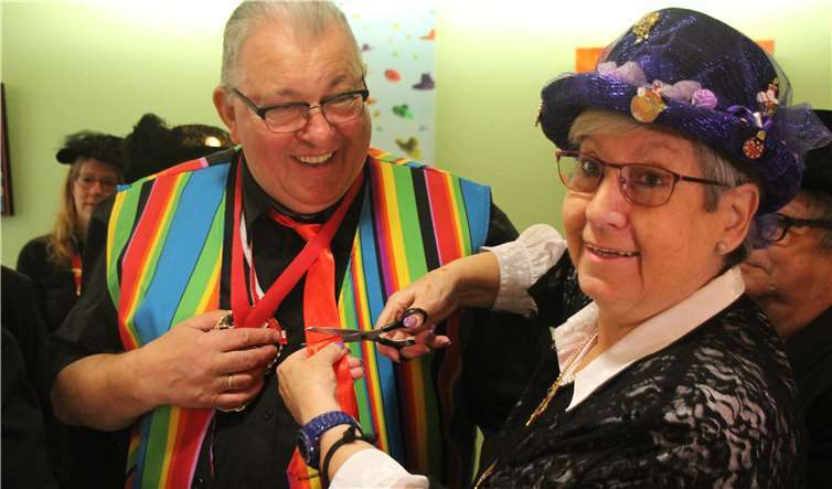 Schnipp-schnapp - Krawatte ab: Obermöhn Gisela Monien und „Opfer“ Karl-Heinz Bernardy.