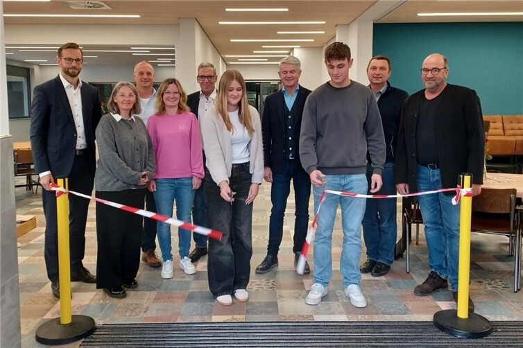 Schnipp, schnapp! Mit dem traditionellen Durchschneiden des roten Bandes gaben die beiden Schülersprecher Arian und Michelle Roth die neuen Räume für ihre Mitschüler frei. Foto: VG Montabaur / Christina Weiß)