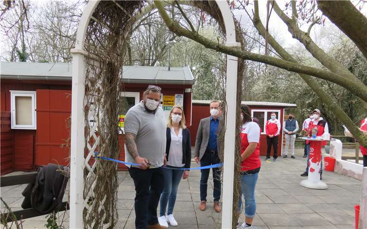 Schnitten traditionell das Band durch: Stephan Sieger, Regina Vogel, Andreas Geron und Nicole Hansen. Fotos: privat