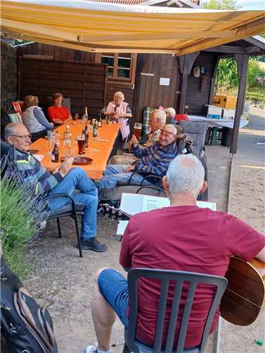 Schnitzel, Boule und Musik: Sommerabend beim TC Brohl-Lützing. Foto: privat