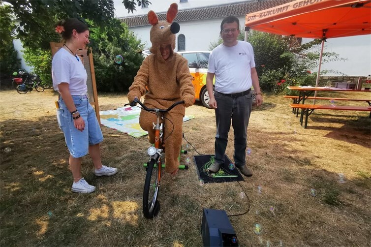 Schnuffi tritt schwungvoll in die Pedalen. 