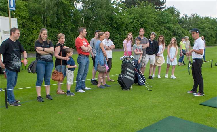 Schnuppergolf auf der Driving Range des Golfclubs Schloss Miel zog beim Schlossfest viele Interessenten an.