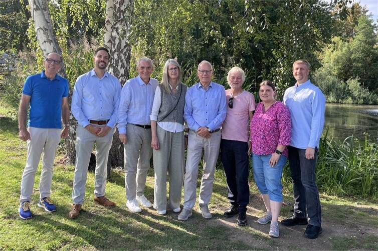 Schöffenstuhl Martinsberg-Nachbarschaft mit Bürgermeister Claus Peitz und Amtsnachfolger Sammy Labidi.