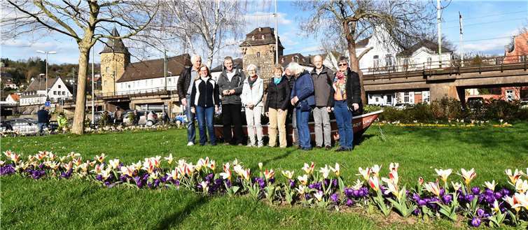 Schön anzusehen ist die blühende Wiese am Rhein. Foto: Rainer Zimmernann