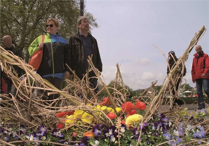 Schön anzusehen war das „Frühlingsnest“ der Julius-Wegeler-Schule neben dem Haupteingang des Schlosses.