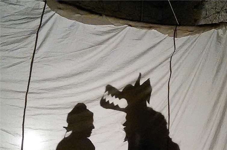 Schön anzusehen war das Schattentheater.