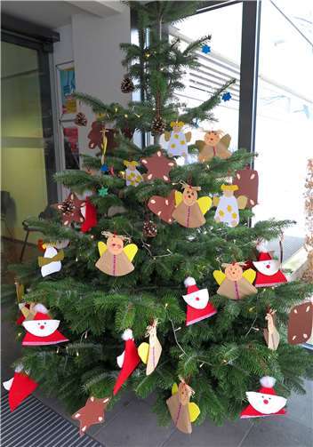 Schön geschmückt – der Weihnachtsbaum im Rathaus-Entree. Foto: Gemeinde Wachtberg/mm