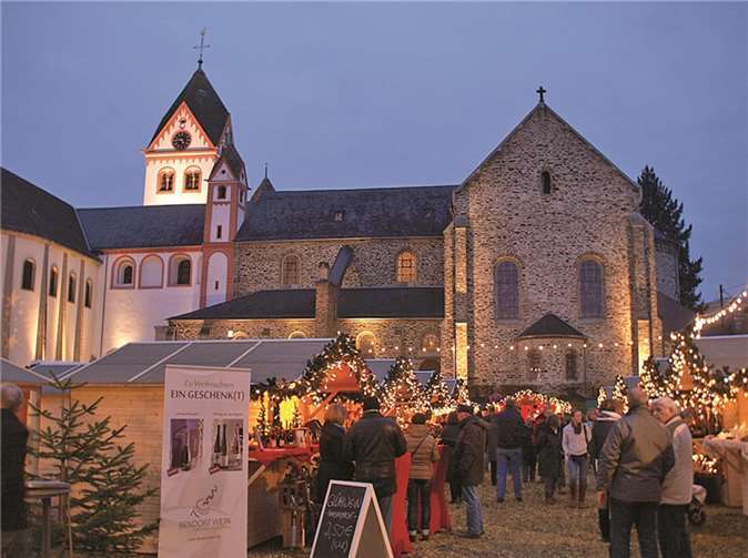 Schön geschmückte Stände rund um die Medardus-Kirche lockten zum Bummeln und Einkaufen.