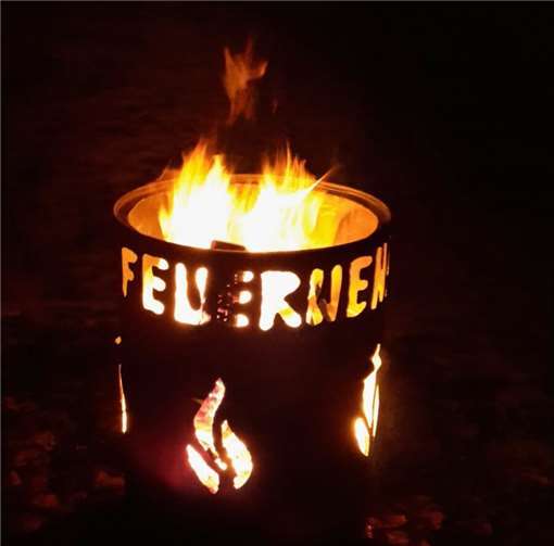 Schön gestaltete Feuertonnen und Schwedenfeuer wiesen den Wanderern den Weg.