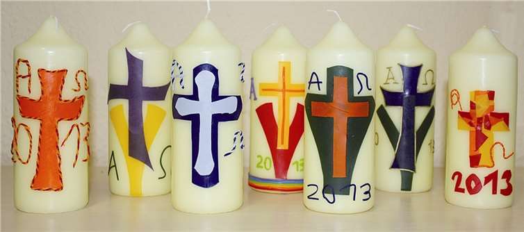 Schön gestaltete Osterkerzen bieten die Wachtberger Messdiener wieder zum Verkauf an.privat